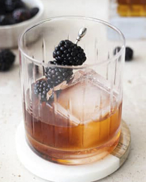 Коктейль Blackberry Honey Old Fashioned (Ожиновий мед Олд фешен) - фото 1