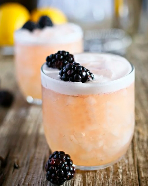 Коктейль Blushing Whiskey Sour (Блашинг Віскі Сауер) - фото 1
