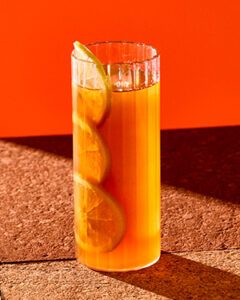 Коктейль Bourbon Peach Iced Tea (Віскі та персиковий чай) - фото 1