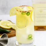 Коктейль Honey Jalapeño Whiskey Lemonade (Віскі лимонад з медом і халапеньо) - фото 1