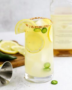 Коктейль Honey Jalapeño Whiskey Lemonade (Віскі лимонад з медом і халапеньо) - фото 1