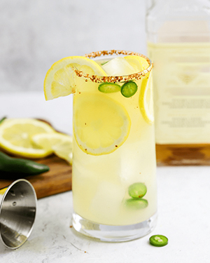 Коктейль Honey Jalapeño Whiskey Lemonade (Віскі лимонад з медом і халапеньо) - фото 1