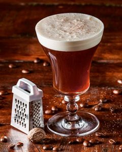 Коктейль Ірландська кава (Irish Coffee) у прогрітому келиху з шаром вершків