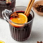 Гарячий глінтвейн (Mulled Wine) із червоного вина з апельсином, корицею, гвоздикою і бадьяном у термостійкому келиху