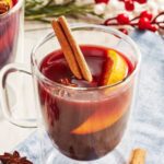 Чеський глінтвейн зі сливовицею (Czech Mulled Wine, svařák) із червоного вина, кориці і гвоздики в термостійкому келиху