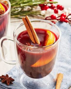 Чеський глінтвейн зі сливовицею (Czech Mulled Wine, svařák) із червоного вина, кориці і гвоздики в термостійкому келиху
