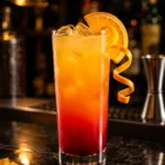 Коктейль Tequila Sunrise у версії бару Trident (1970) з градієнтом «світанку» у келиху хайбол