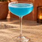 Коктейль Блакитна Маргарита (Blue Margarita) у келиху-купе з сольовою каймою на половині краю