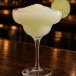 Коктейль Фрозен Маргарита (Frozen Margarita) у келиху для маргарити з кружальцем лайма на краю