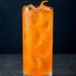 Коктейль Єгермейстер Оранж з апельсиновою содовою (Jägermeister Orange Soda) у хайболі з льодом і апельсиновою цедрою