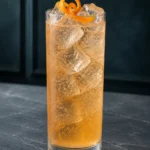 Коктейль Єгермейстер Оранж Тонік (Jägermeister Orange Tonic) у хайболі з льодом і апельсиновою цедрою