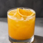 Коктейль Ліквід Саншайн (Liquid Sunshine) у келиху рокс з льодом і часточкою апельсина
