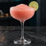 Коктейль Рожева Фрозен Маргарита (Pink Frozen Margarita) у келиху-купе з кружальцем лайма