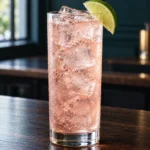Коктейль Рожевий джин-тонік (Pink Gin & Tonic) у хайболі з льодом і часточкою лайма