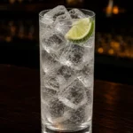 Коктейль Соджу тонік (Soju Tonic): прозорий хайбол з льодом і часточкою лайма