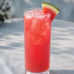 Коктейль Кавунове соджу (Watermelon Soju): рожевий хайбол з кавуновим пюре, льодом і часточкою кавуна